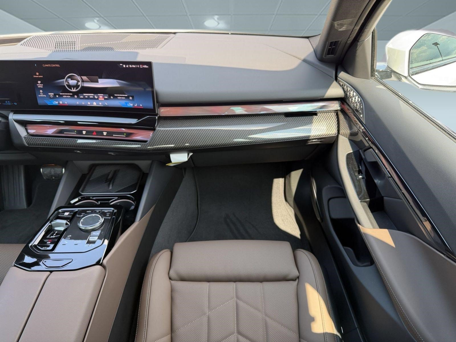 New 2027 BMW 550e xDrive AWD/4WD image 30