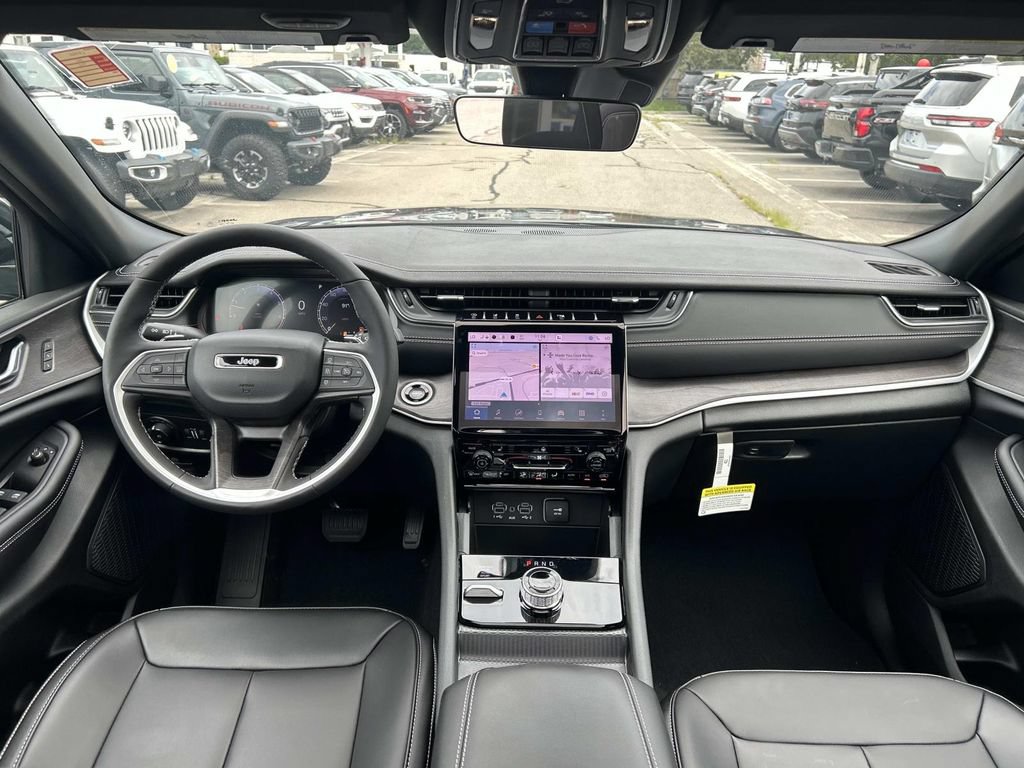 Used 2025 Jeep Grand Cherokee Limited AWD/4WD image 20