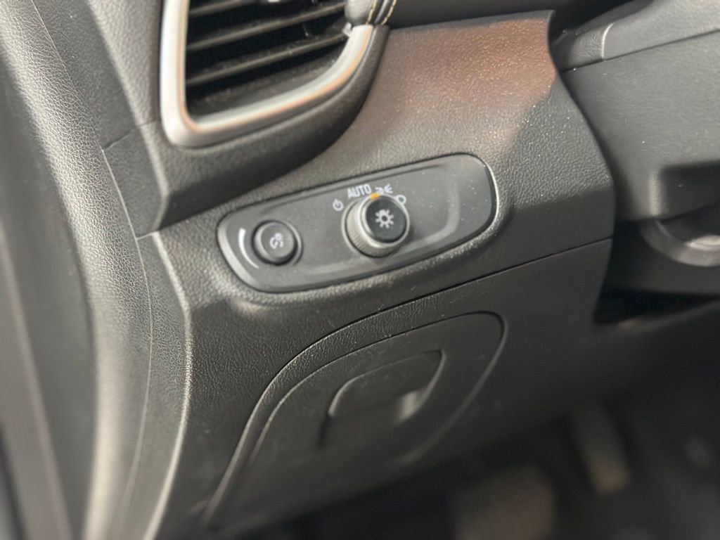 Used 2020 Chevrolet Trax LT w/ LT Convenience Package FWD image 16