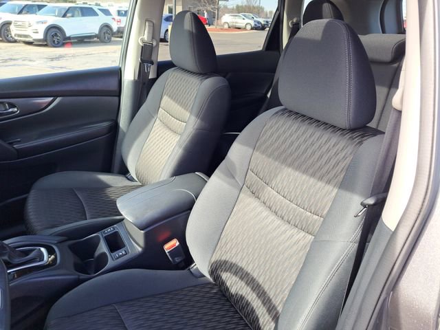 Used 2017 Nissan Rogue SV w/ Sun & Sound Touring Package image 6