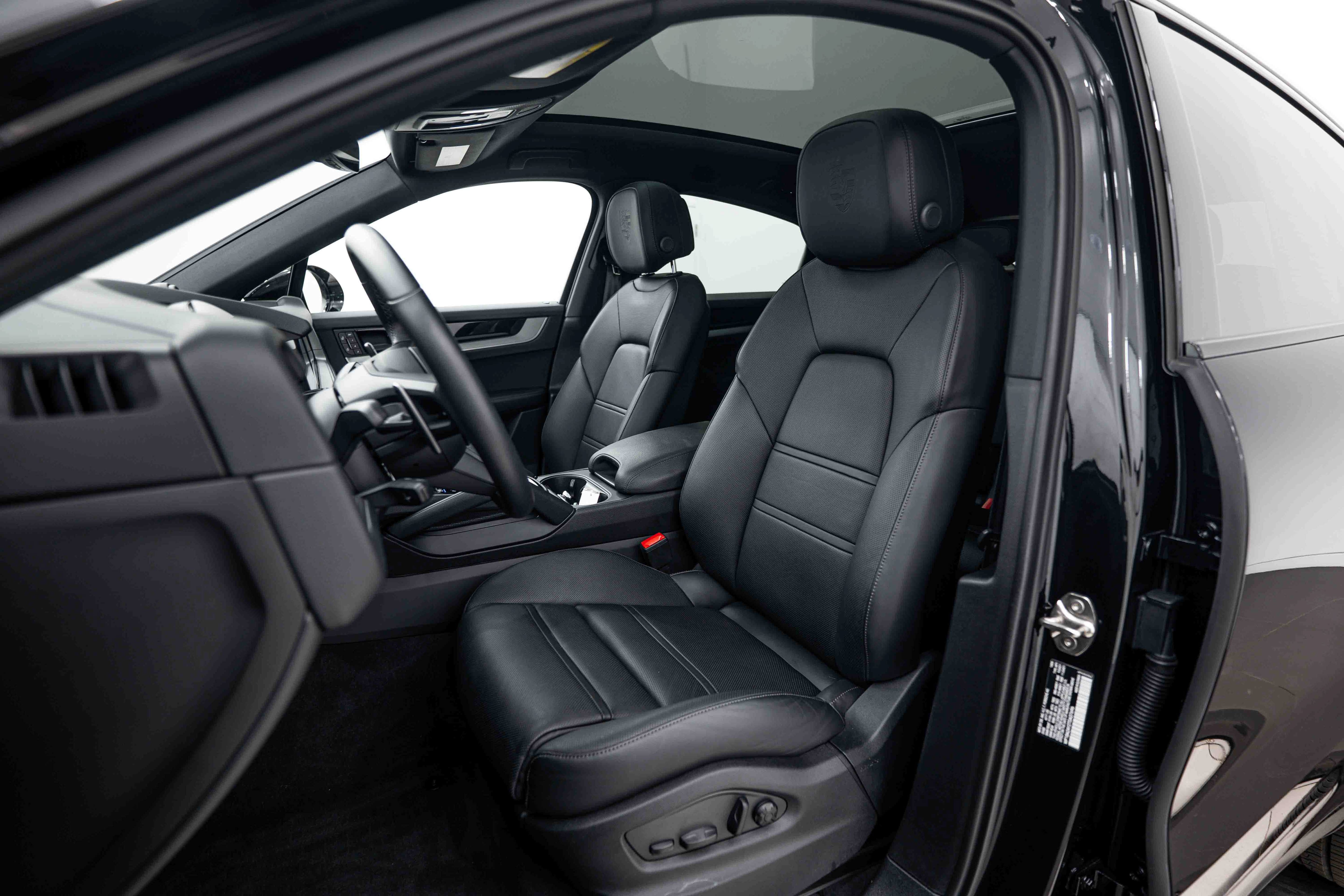 Certified 2026 Porsche Cayenne Coupe AWD/4WD image 5