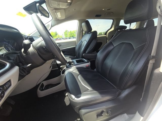 Used 2023 Chrysler Pacifica Touring-L FWD image 28