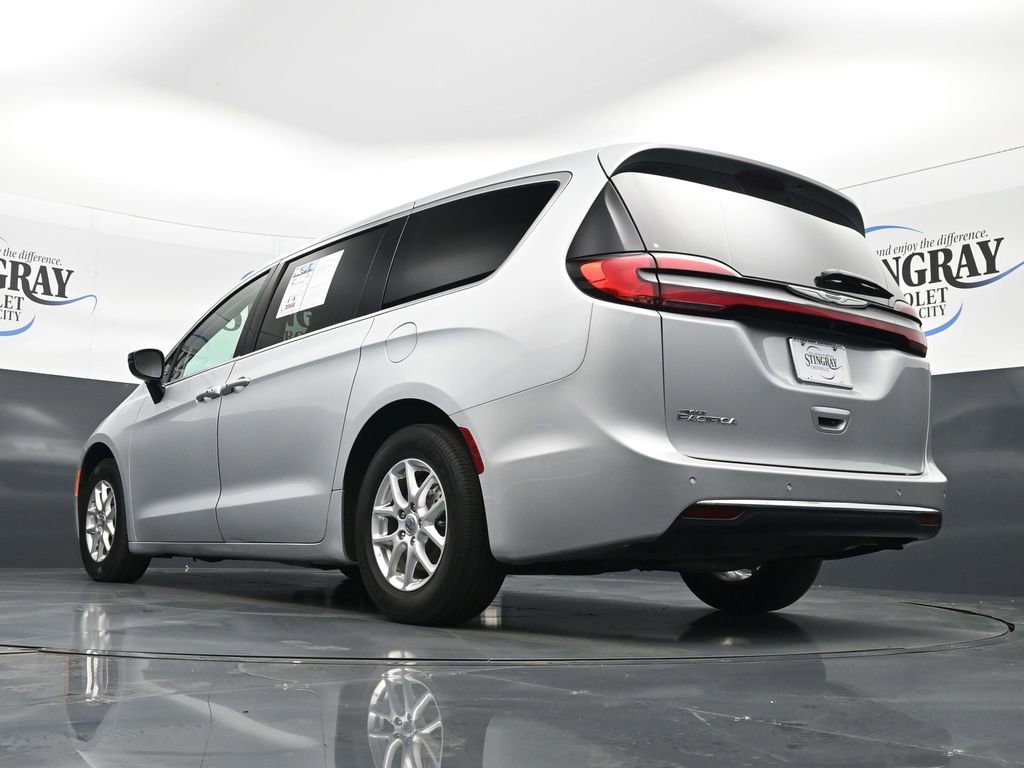 Used 2024 Chrysler Pacifica Touring-L image 21