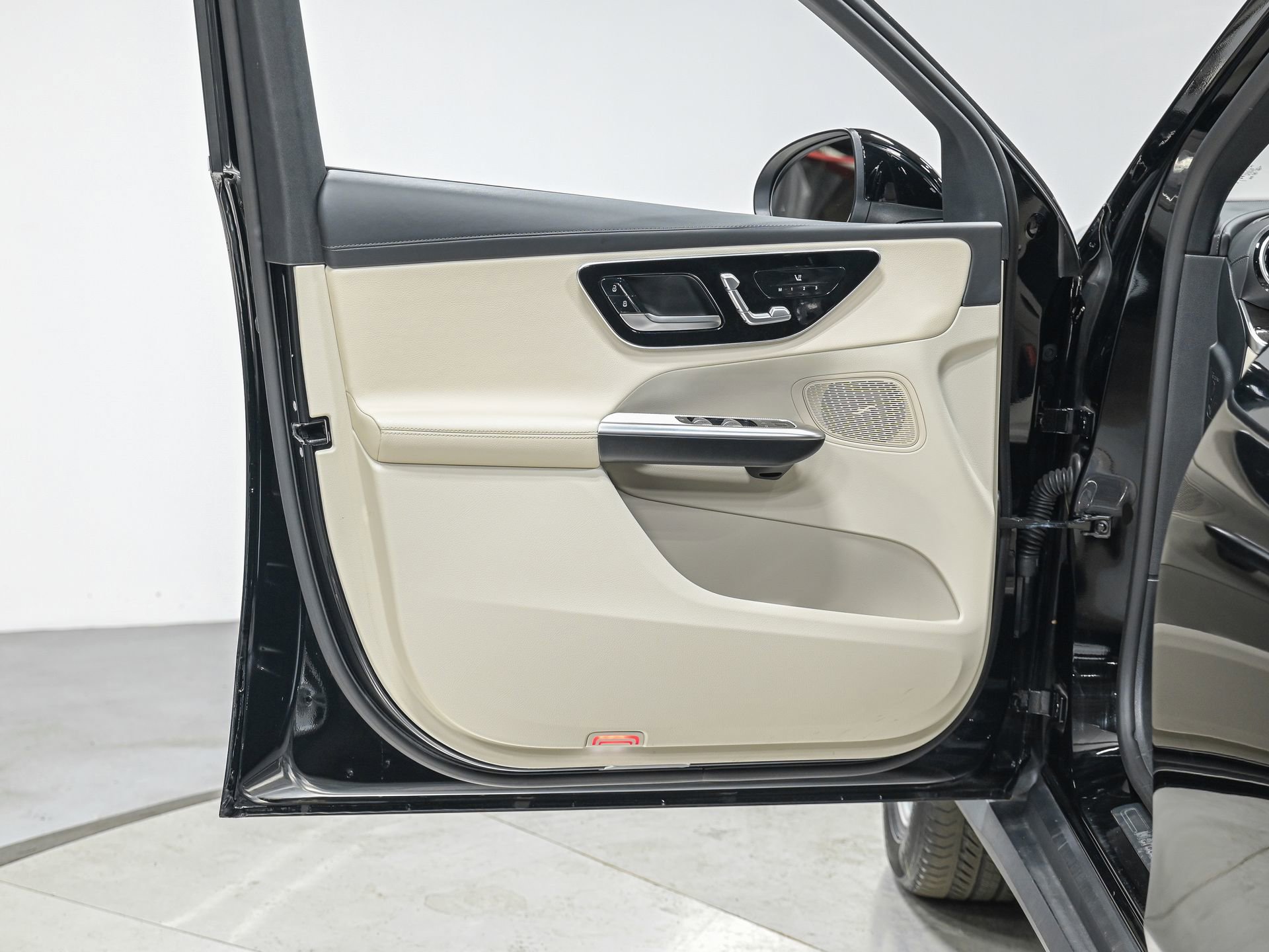 Used 2023 Mercedes-Benz GLC 300 4MATIC image 12