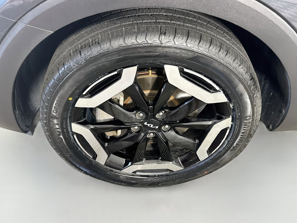 Used 2023 Kia Telluride EX w/ EX Captain's Chair Package FWD image 4
