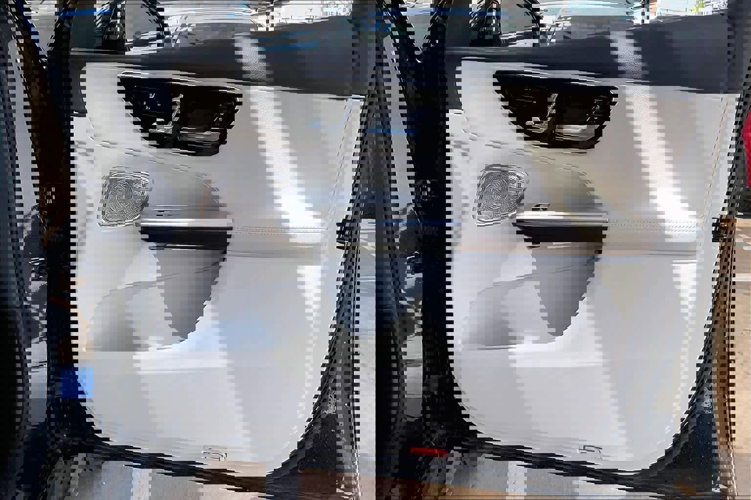 Used 2025 Mercedes-Benz GLC 300 4MATIC image 23