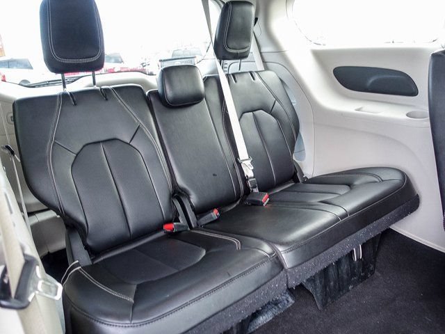 Used 2023 Chrysler Pacifica Touring-L FWD image 21