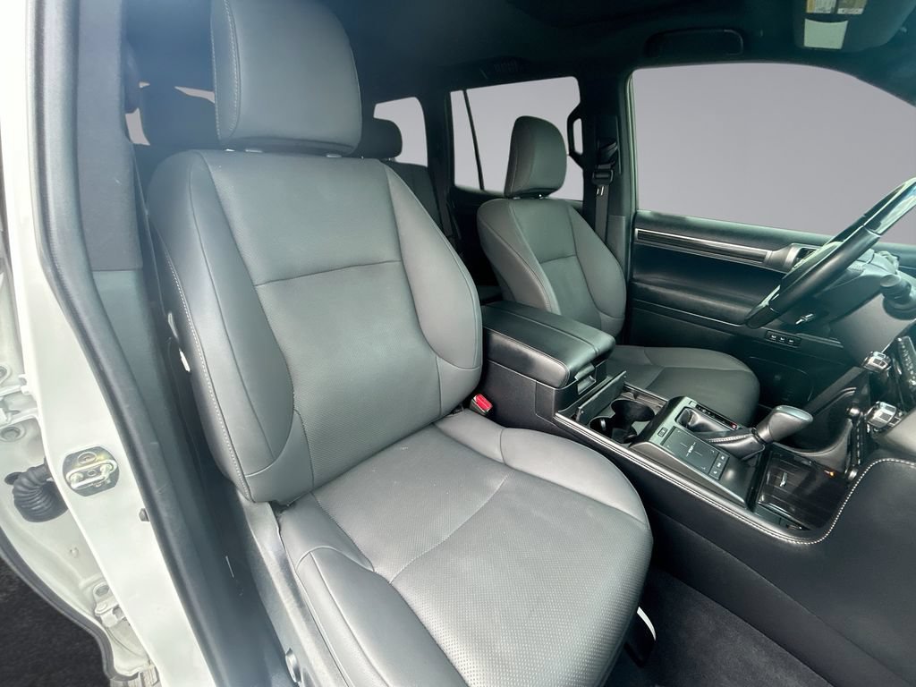 Used 2023 Lexus GX 460 Premium w/ Accessory Package AWD/4WD image 16