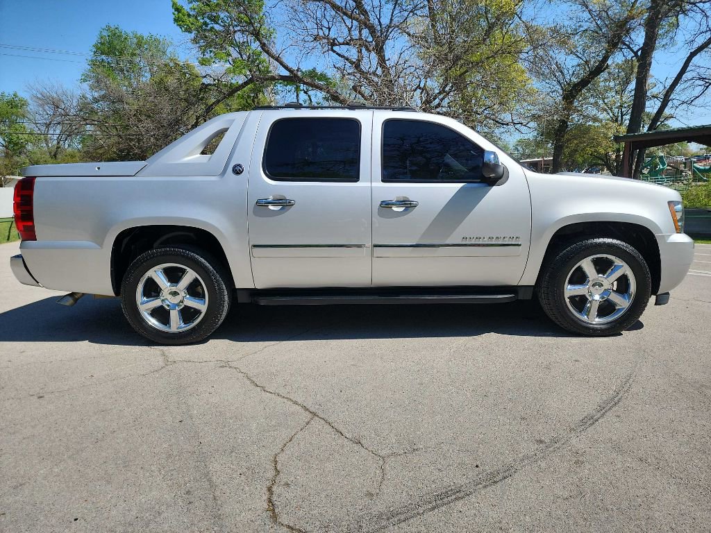 Used 2013 Chevrolet Avalanche LTZ image 12