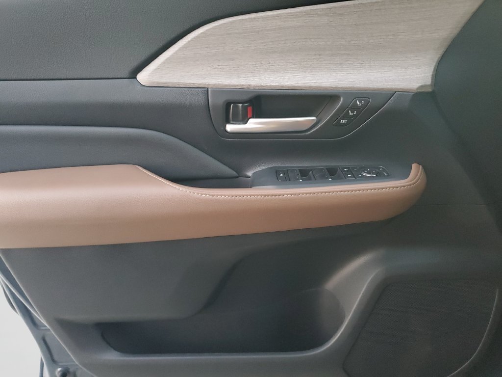 Used 2024 Toyota Grand Highlander AWD image 19