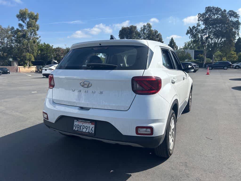 Used 2022 Hyundai Venue SE FWD image 3