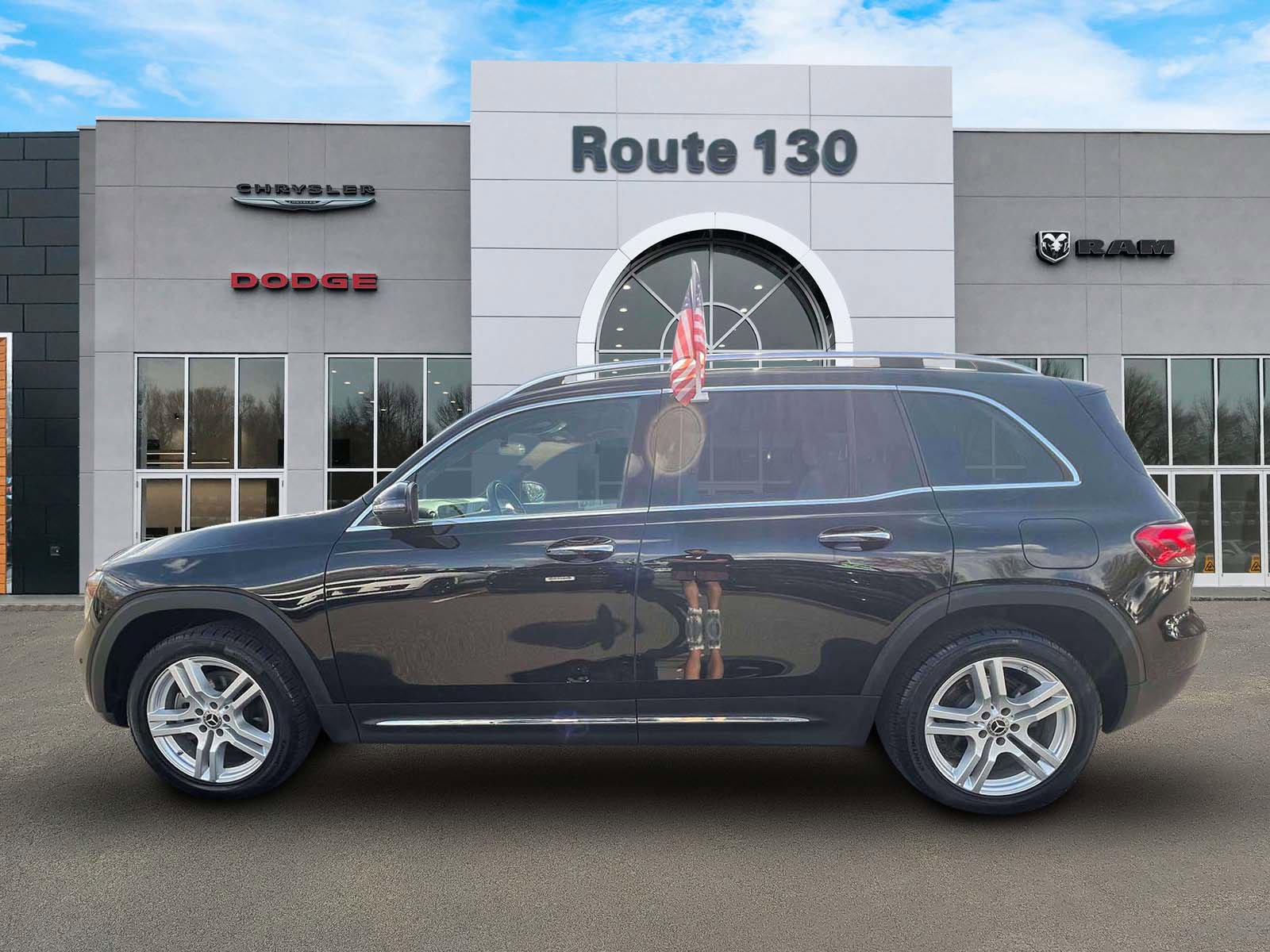 Used 2023 Mercedes-Benz GLB 250 4MATIC w/ Premium Package image 5
