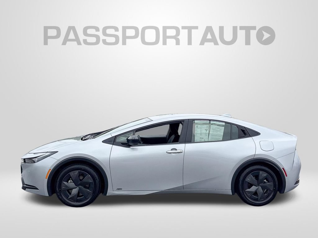 Used 2025 Toyota Prius LE AWD/4WD image 2