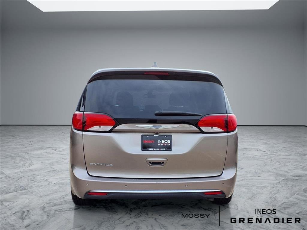 Used 2018 Chrysler Pacifica Touring Plus w/ Tire & Wheel Group image 6