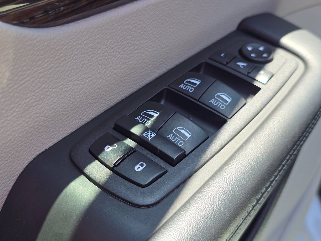 Used 2023 Chrysler Pacifica Limited FWD image 24