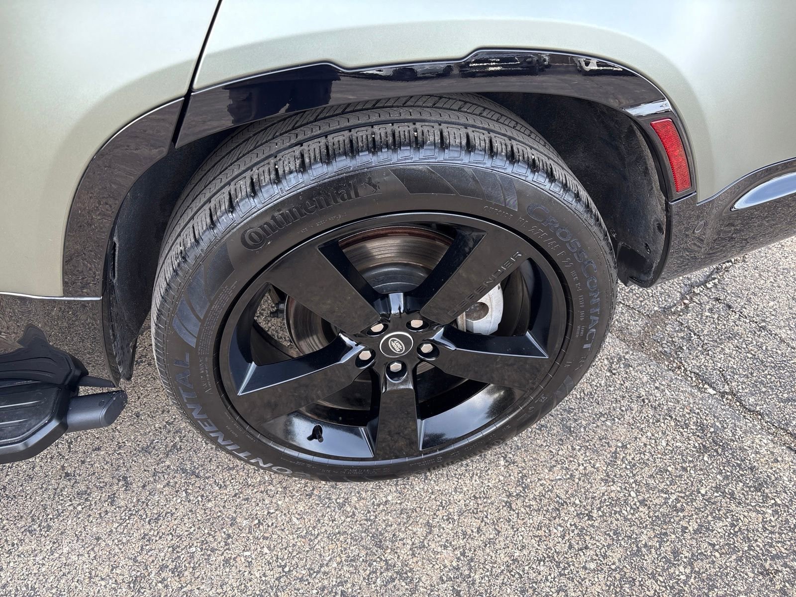 Used 2025 Land Rover Defender 130 X-Dynamic SE image 31