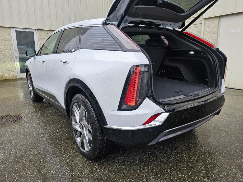 New 2026 Cadillac Optiq Luxury 2 image 7