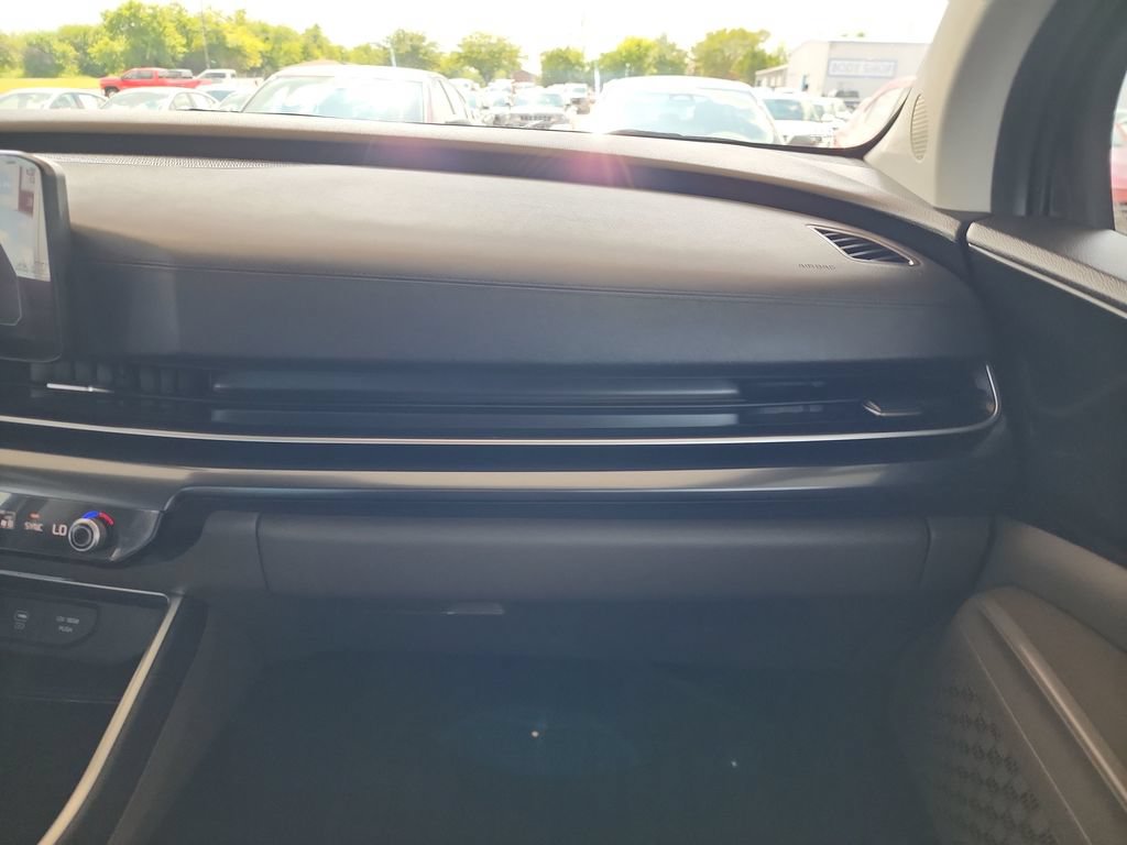 Used 2025 Kia Carnival FWD image 18