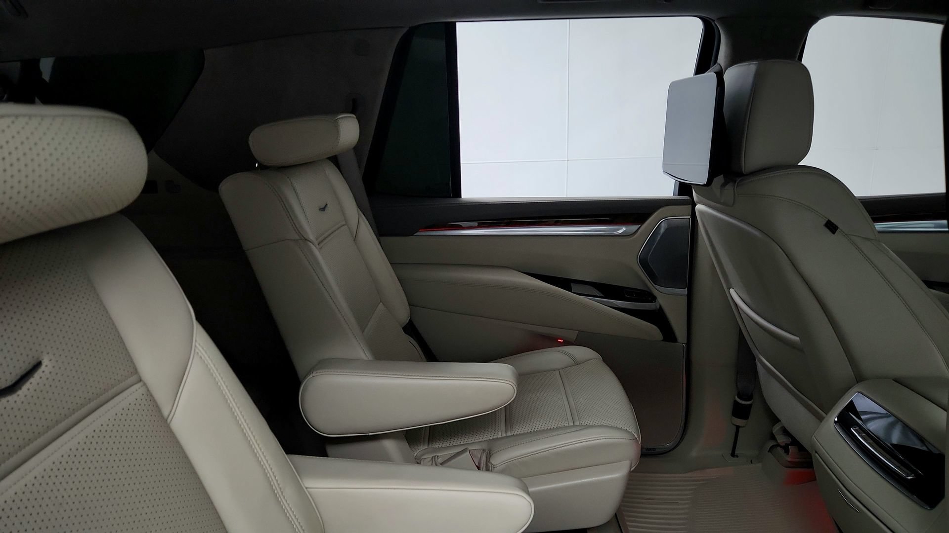 Used 2025 Cadillac Escalade Sport Platinum w/ LPO, ONYX Package AWD/4WD image 28