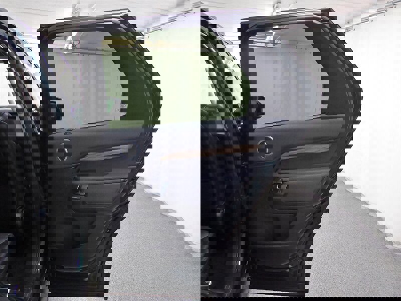 Used 2017 Land Rover Discovery HSE image 34