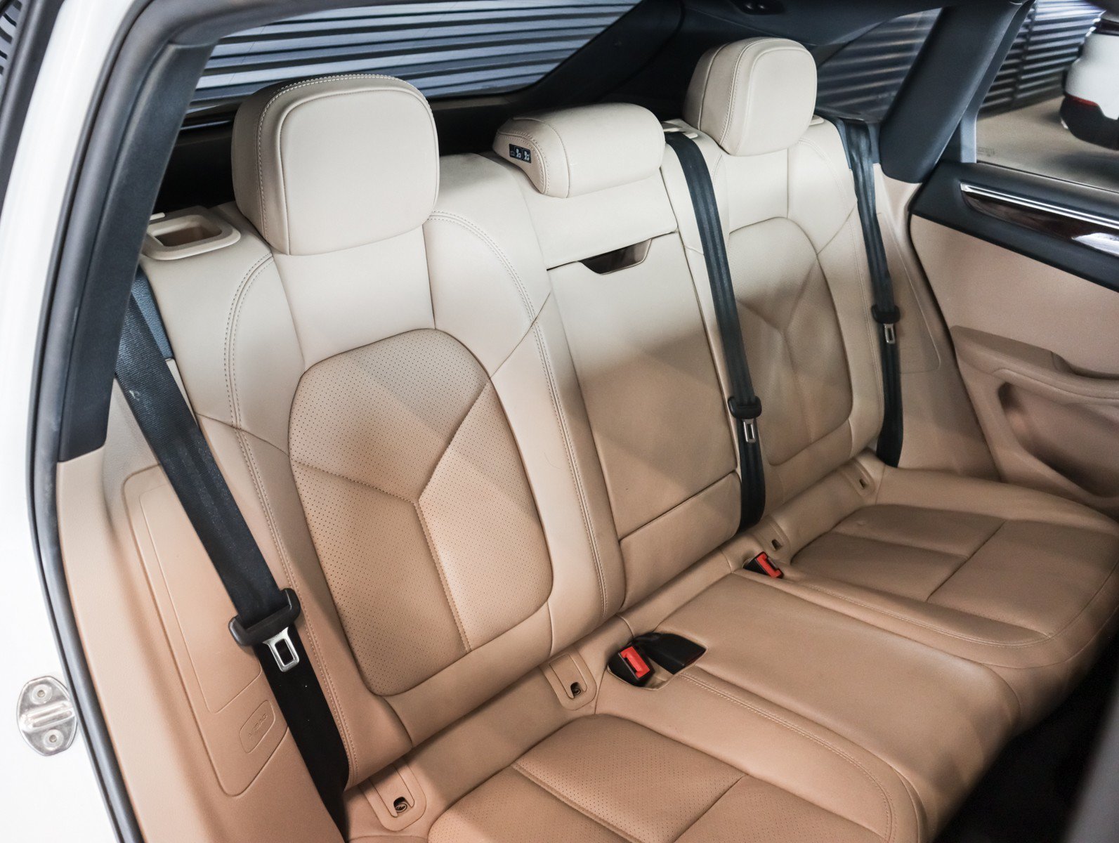 Certified 2023 Porsche Macan AWD/4WD image 6