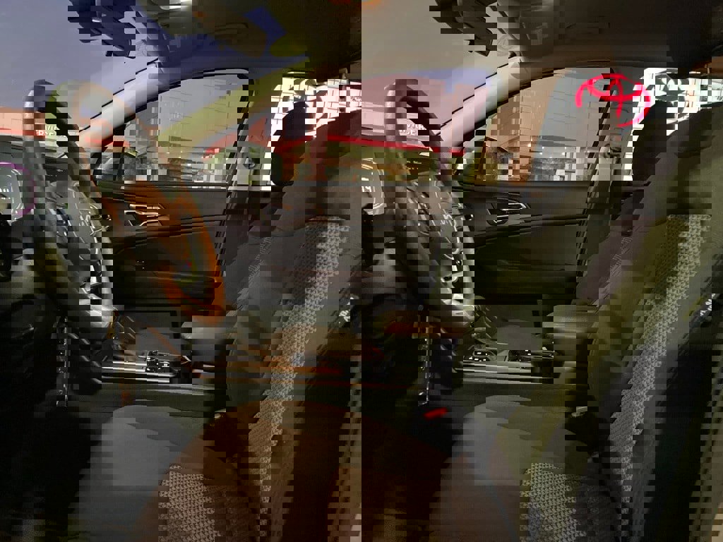 Used 2025 Kia Sportage LX image 9