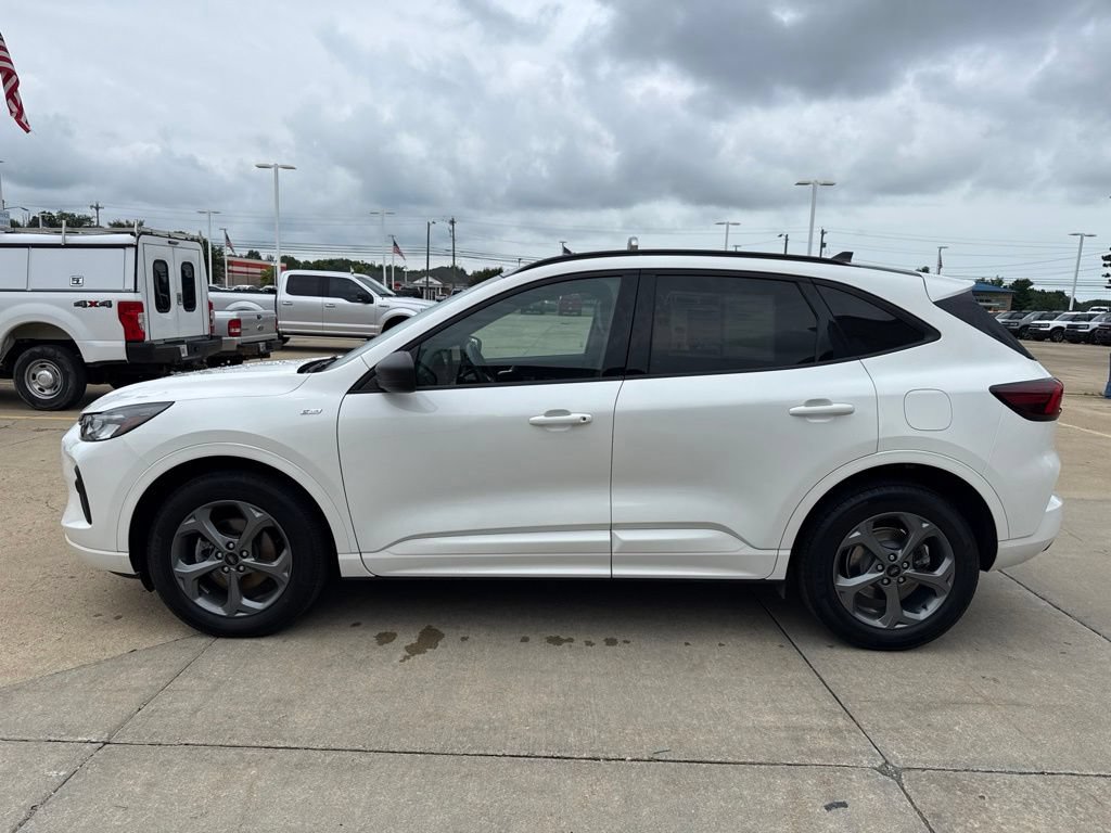Used 2023 Ford Escape ST-Line w/ Tech Pack #1 AWD/4WD image 2