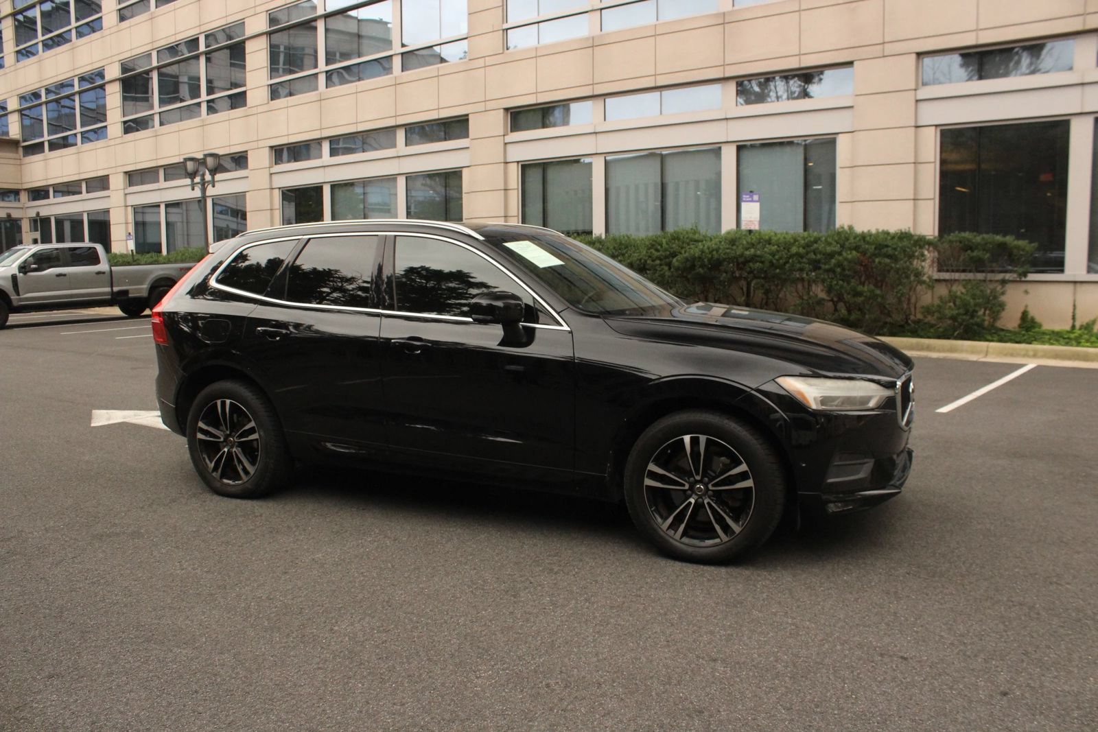 Used 2018 Volvo XC60 T6 Momentum w/ Convenience Package AWD/4WD image 2