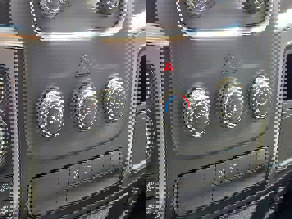 Used 2024 RAM 1500 Classic SLT image 27