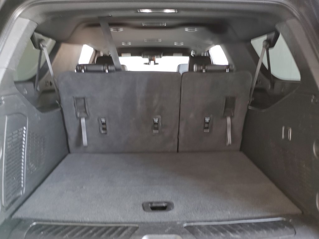 Used 2022 Chevrolet Suburban LT RWD image 18