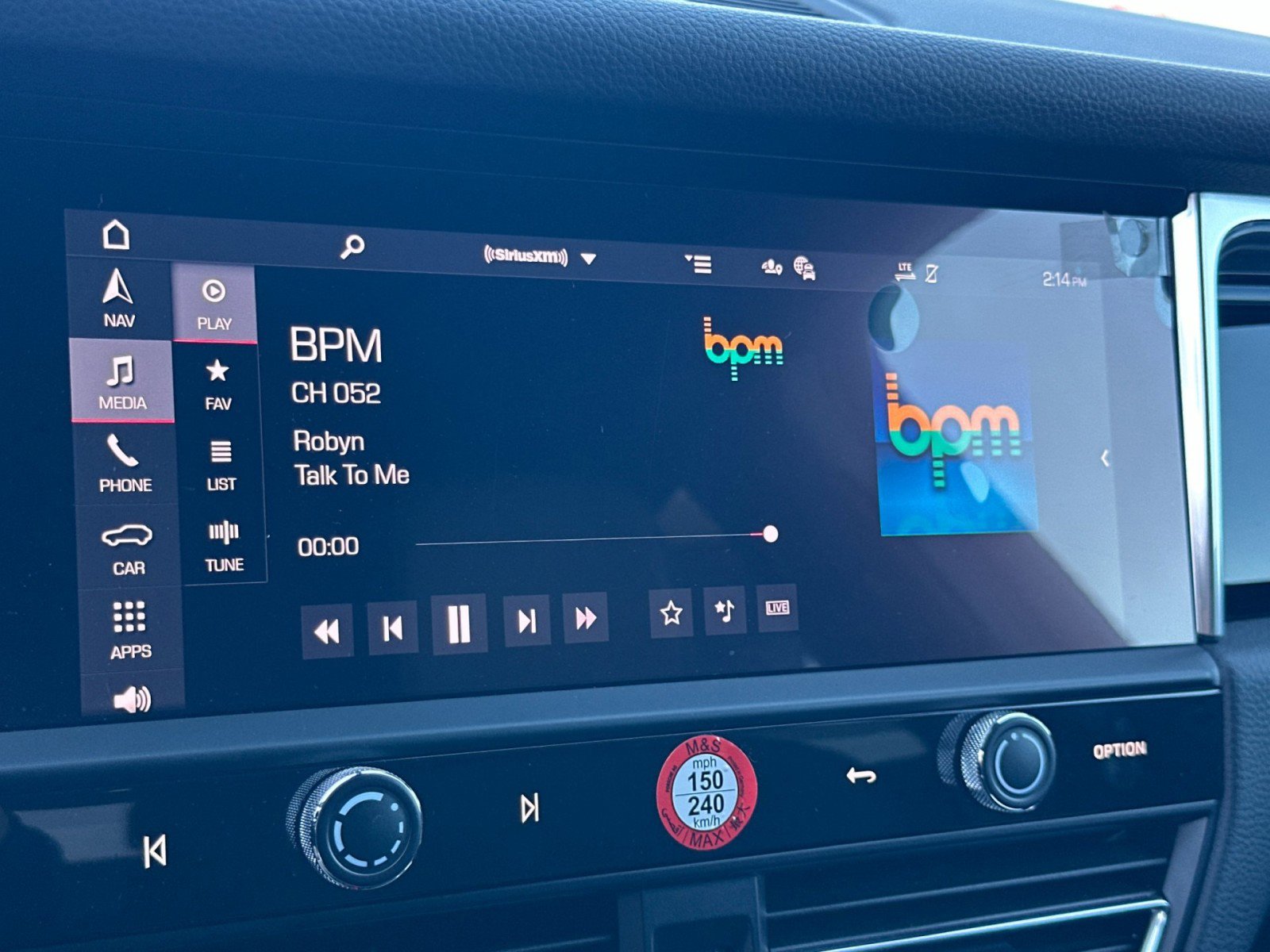 Certified 2025 Porsche Macan image 18