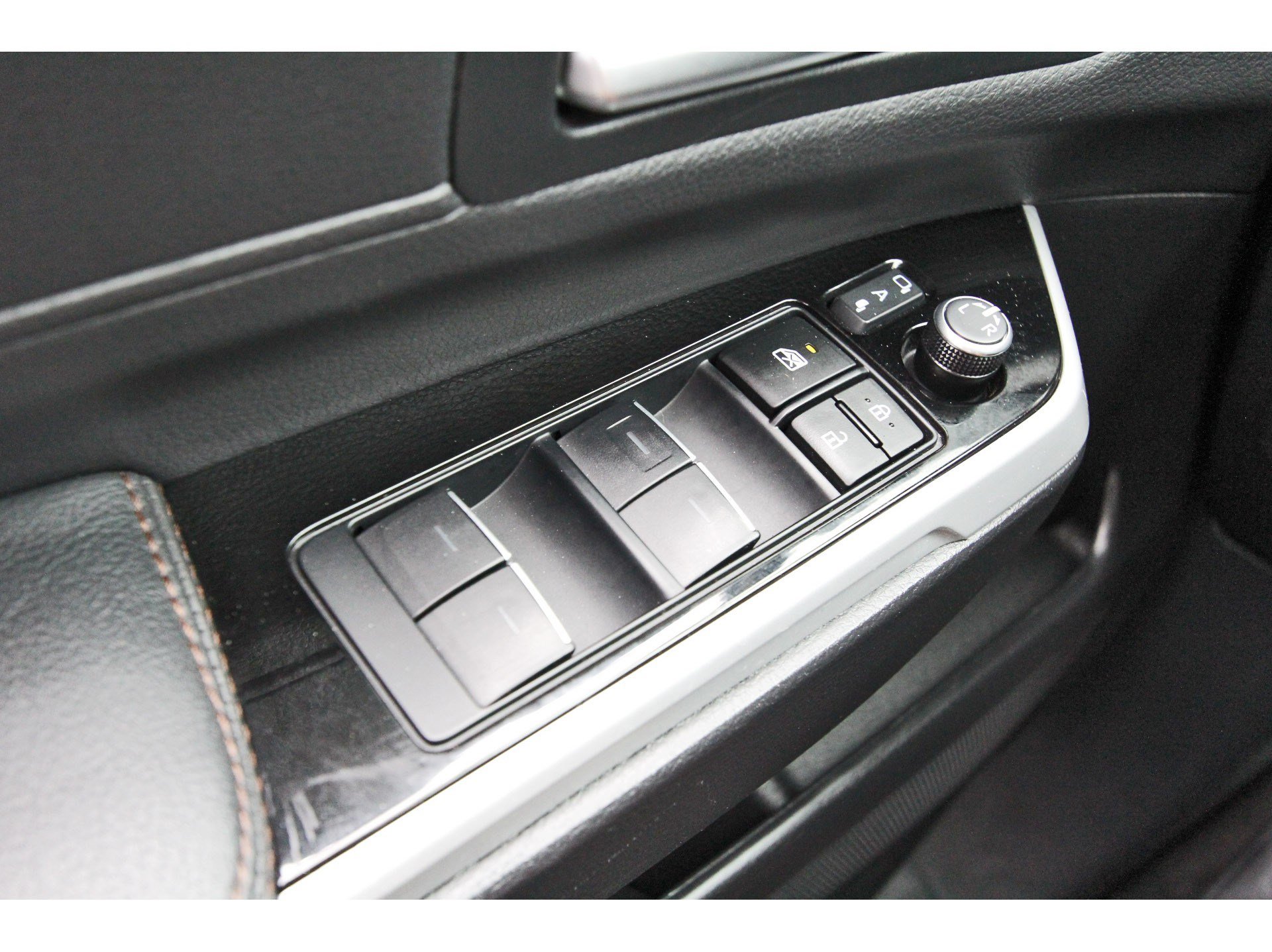 Used 2025 Toyota Sienna Limited AWD/4WD image 23