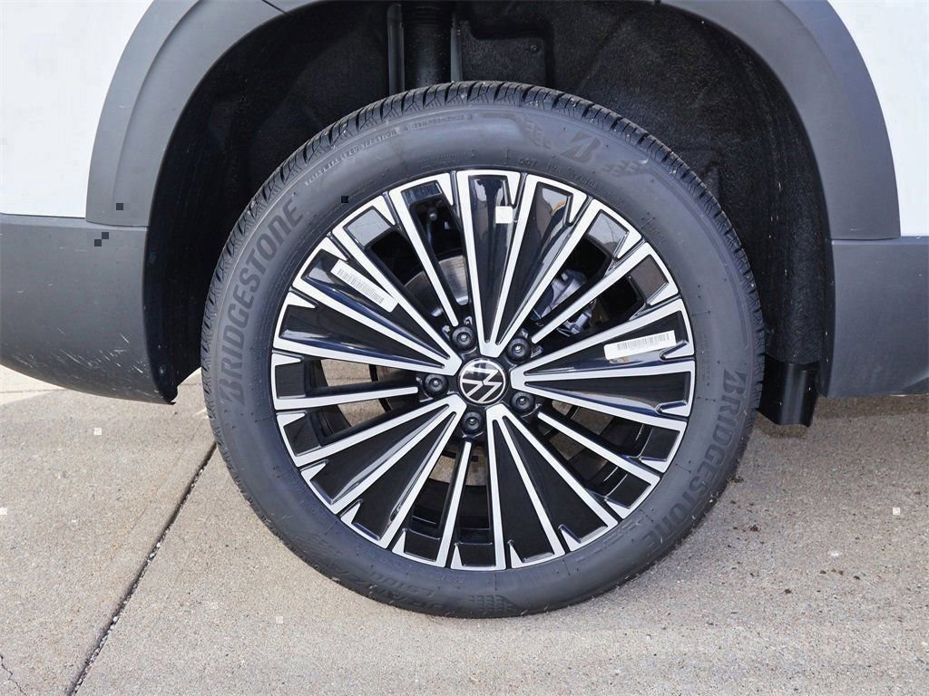 New 2026 Volkswagen Taos SE image 9