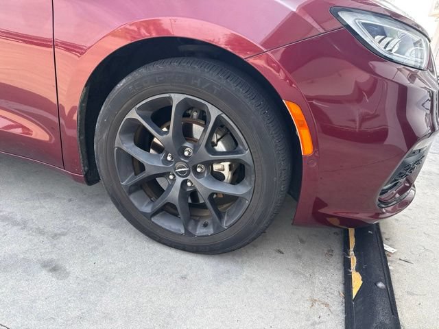 Used 2022 Chrysler Pacifica Limited w/ S Appearance Package FWD image 2