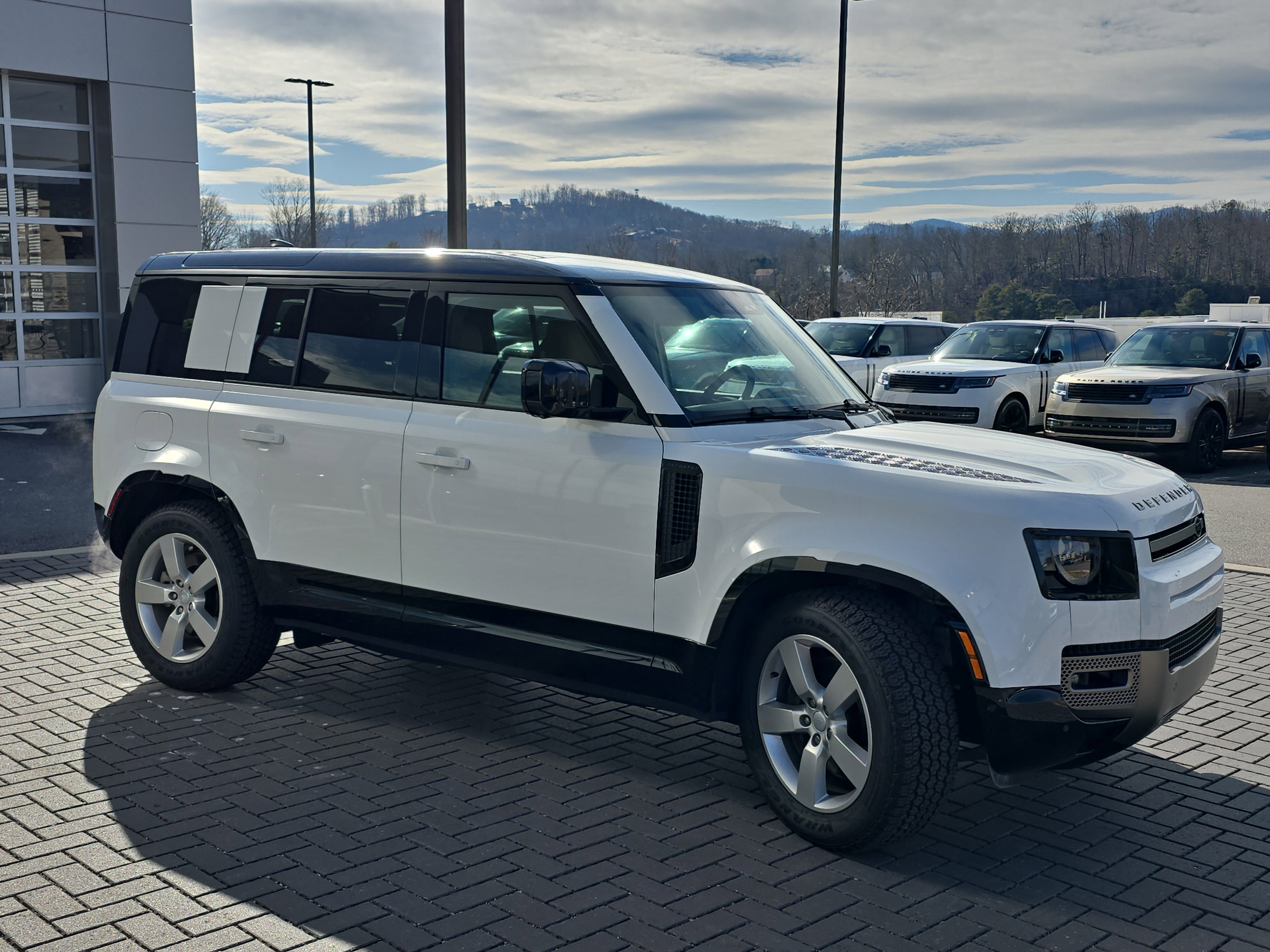 Used 2025 Land Rover Defender 110 X-Dynamic SE AWD/4WD image 3