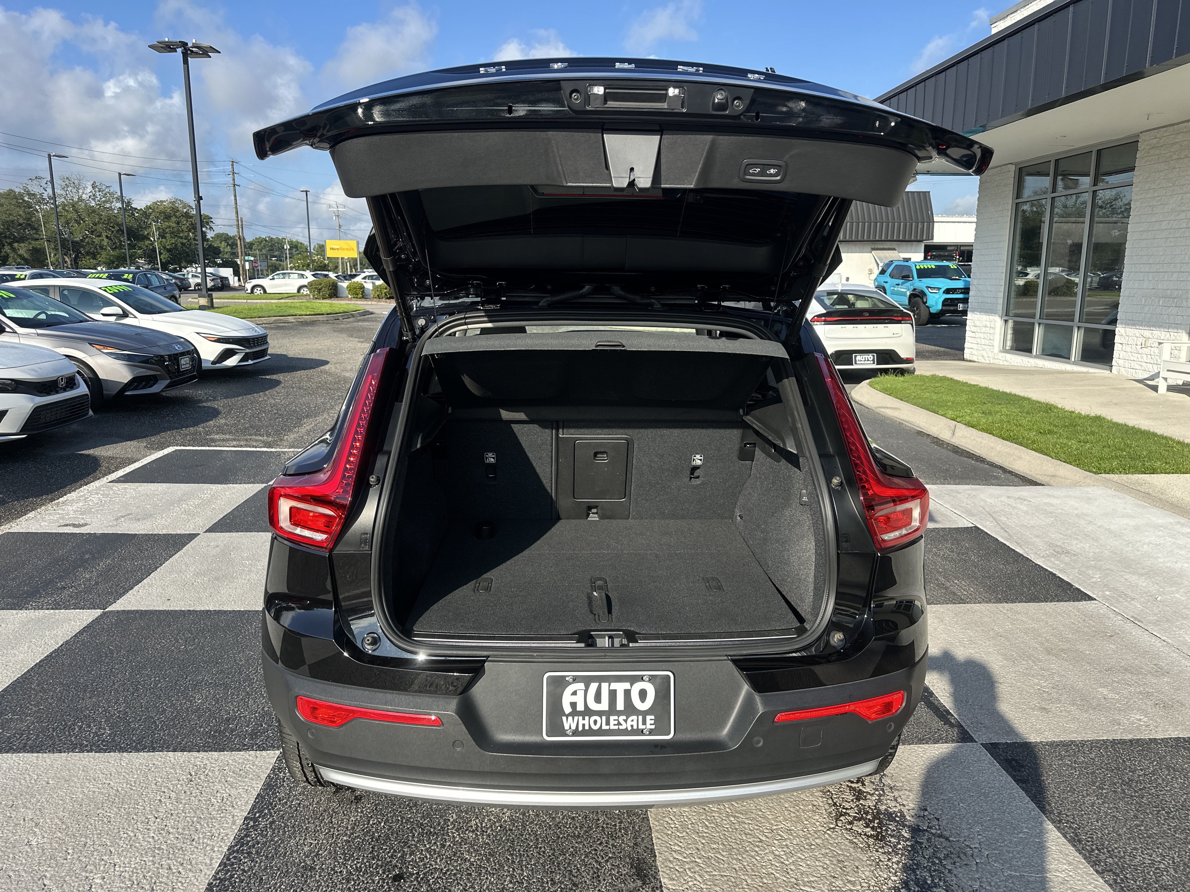 Used 2024 Volvo XC40 B5 Plus w/ Climate Package AWD/4WD image 5