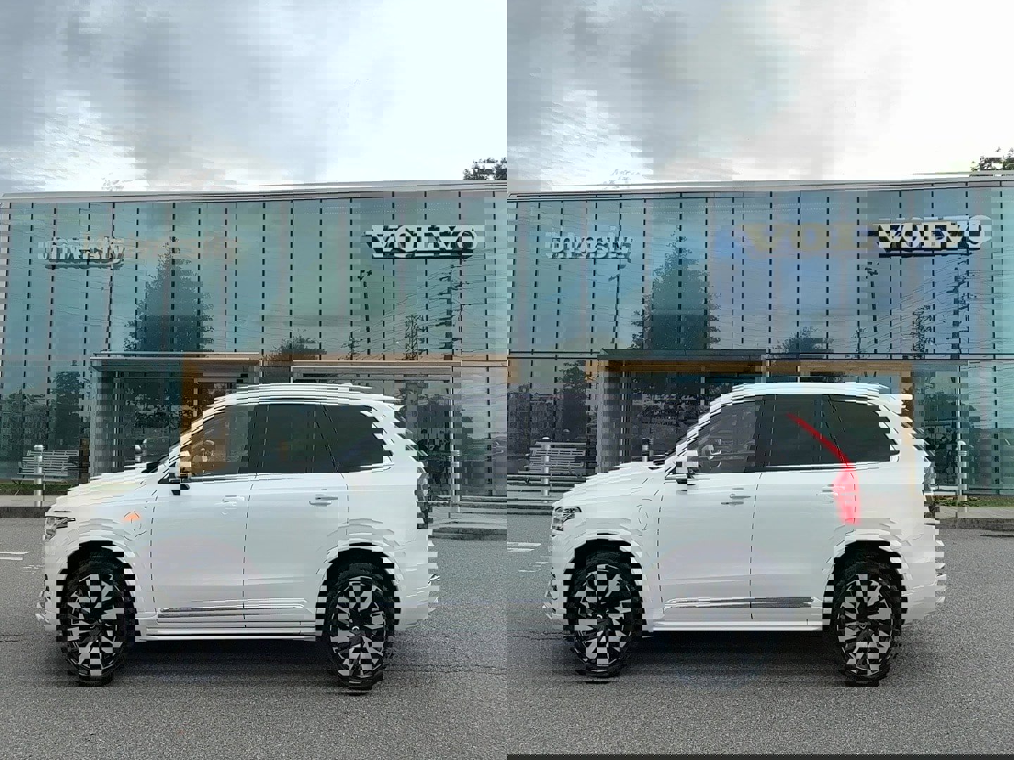 Certified 2024 Volvo XC90 T8 Plus w/ Protection Package Premier image 1