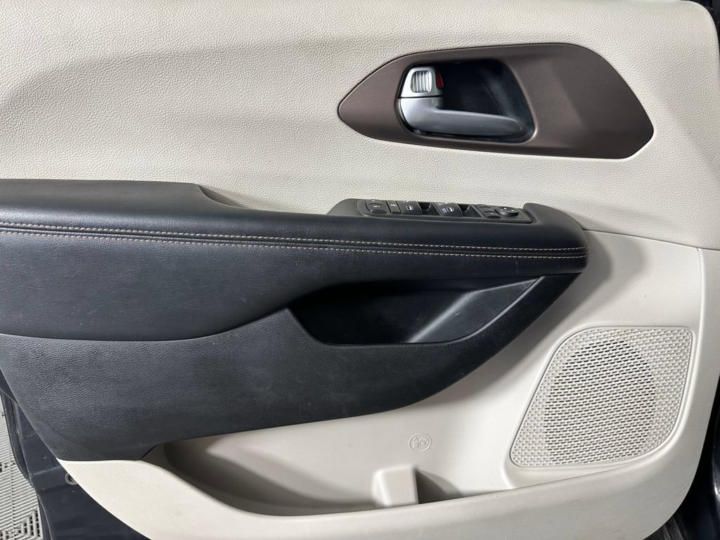 Used 2018 Chrysler Pacifica Touring-L FWD image 23