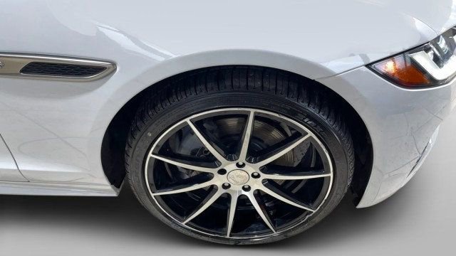 Used 2022 Jaguar XF R-Dynamic SE image 21