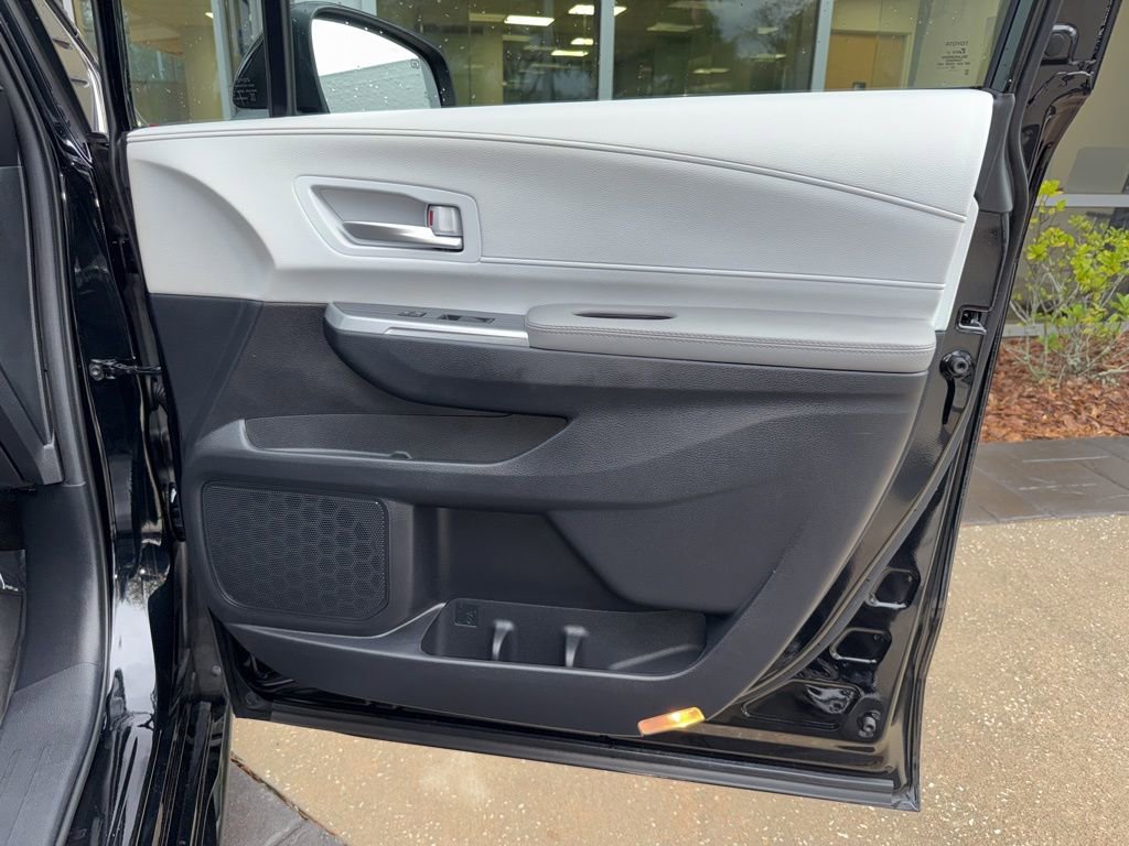 Used 2025 Toyota Sienna XLE image 19