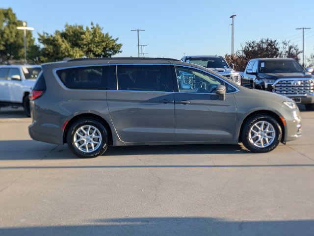Used 2022 Chrysler Pacifica Touring-L FWD image 4