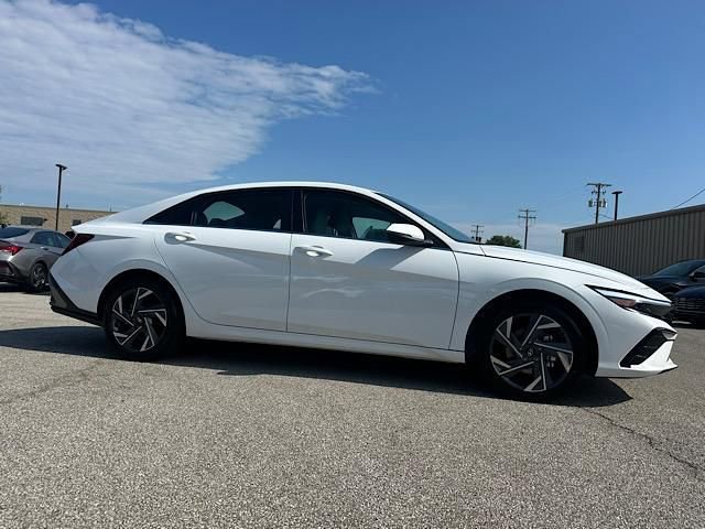 New 2025 Hyundai Elantra Limited image 3