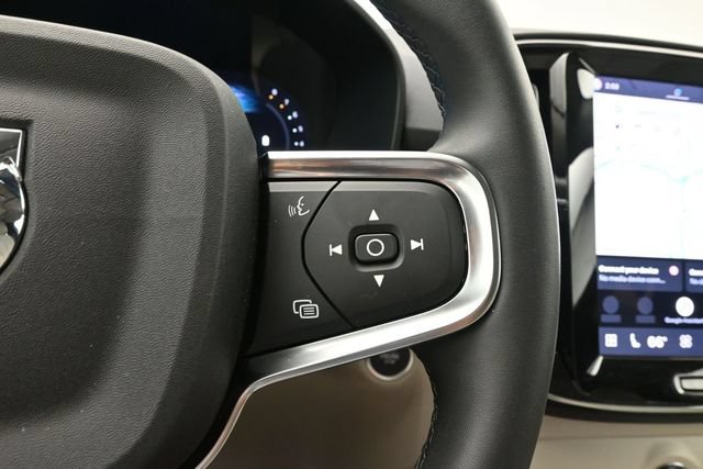 Used 2025 Volvo XC40 B5 Plus AWD/4WD image 25