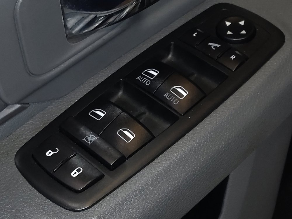 Used 2018 RAM 1500 SLT image 27