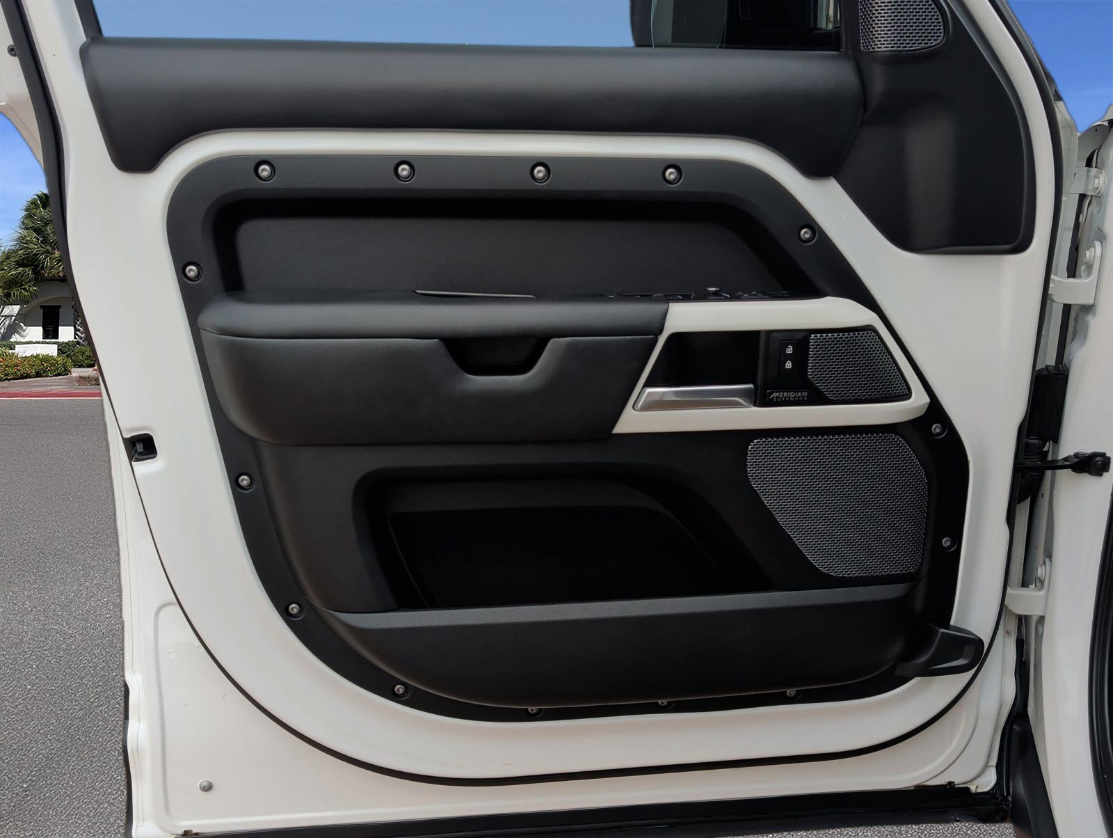 Used 2021 Land Rover Defender 110 X-Dynamic HSE image 8