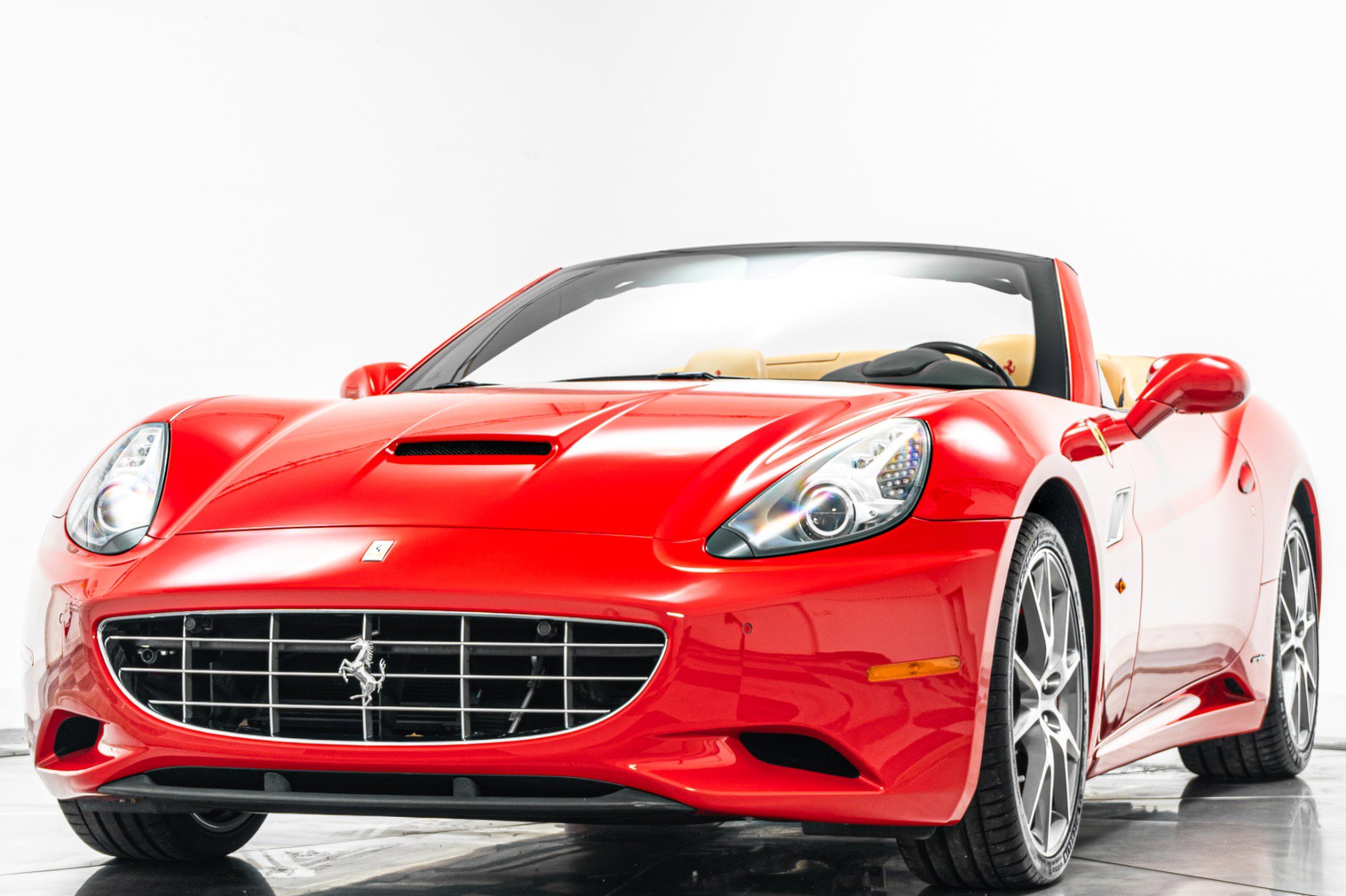 Used 2013 Ferrari California RWD image 5