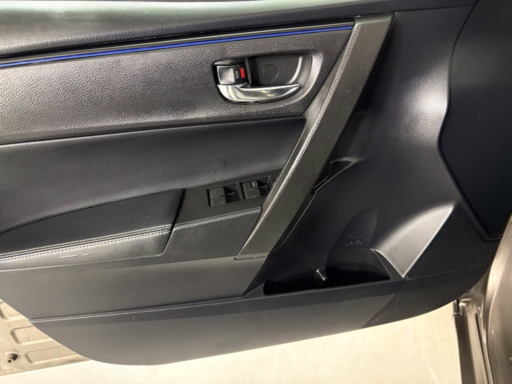 Used 2018 Toyota Corolla SE w/ SE Premium Package FWD image 12