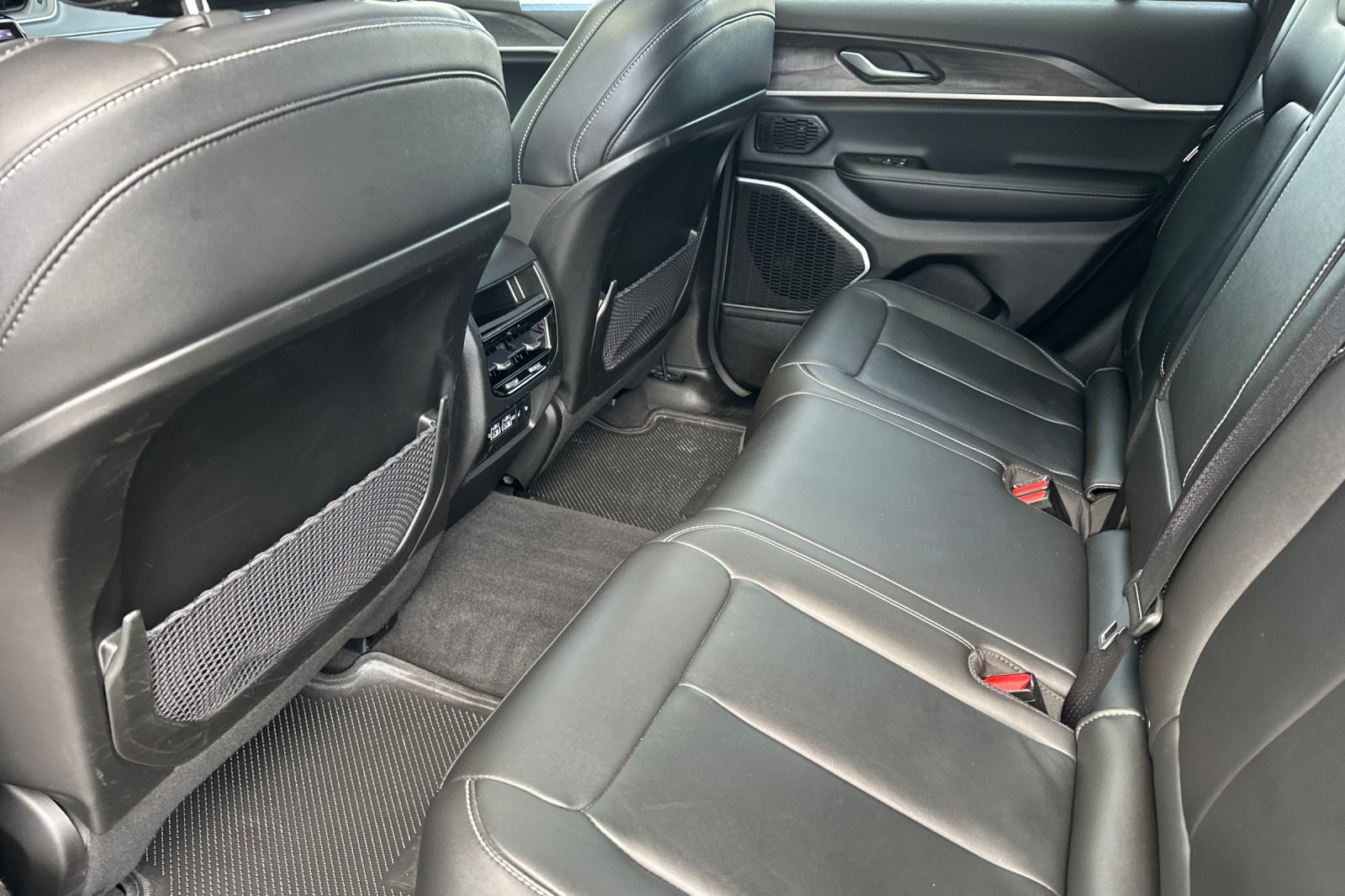 Used 2022 Jeep Grand Cherokee Limited AWD/4WD image 12
