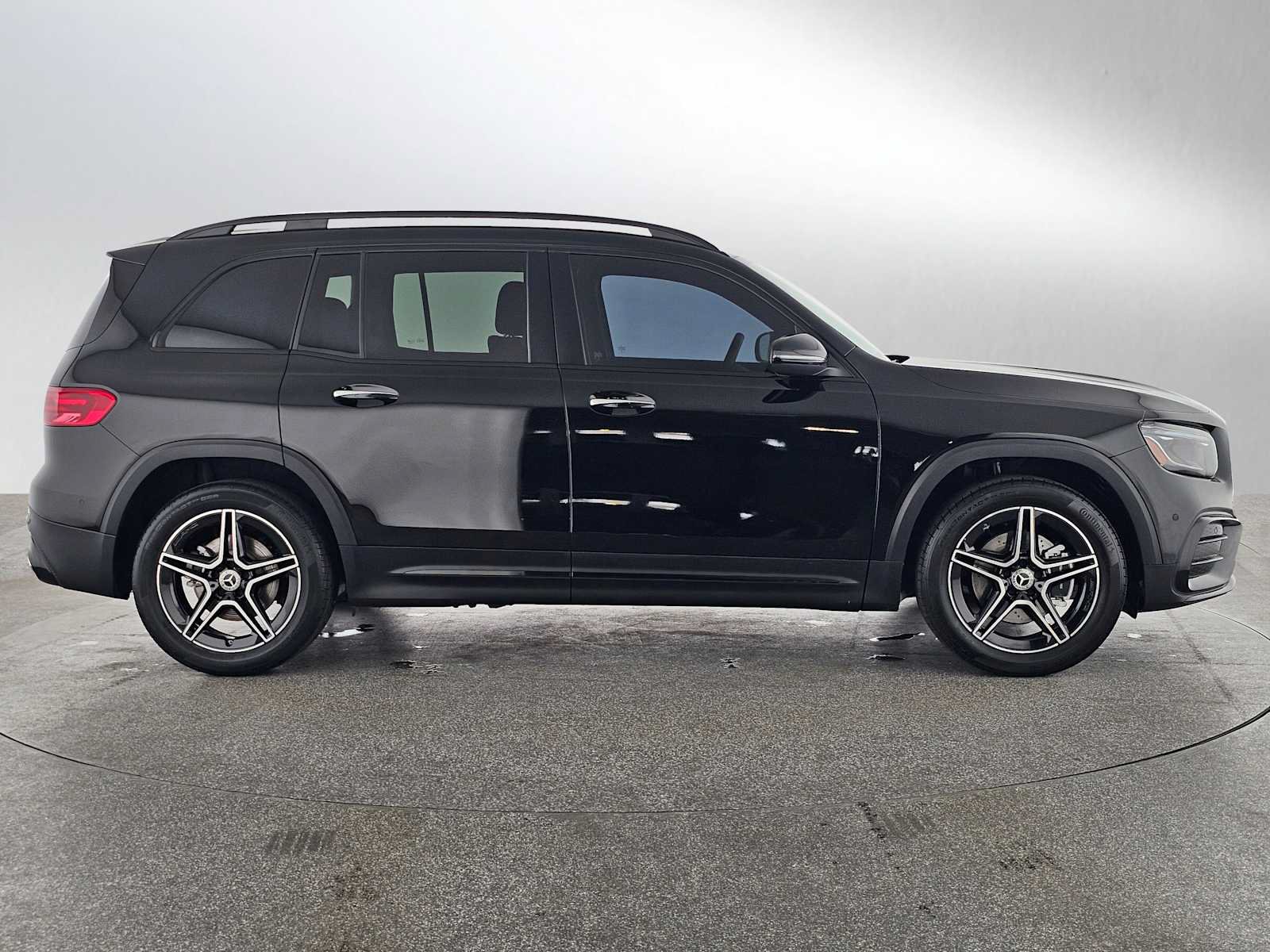 Used 2024 Mercedes-Benz GLB 250 image 2