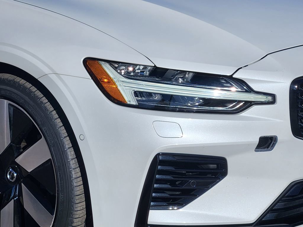 Used 2025 Volvo S60 T8 Plus image 28